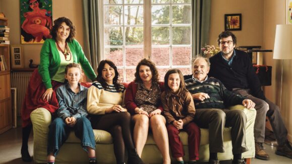 Juliette (Izïa Higelin, 2.v.l.) und ihre liebenswerte, verrückte Familie © Polyfilm